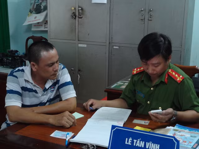 Tài xế sử dụng xe cấp cứu tư nhân chở hàng lậu.