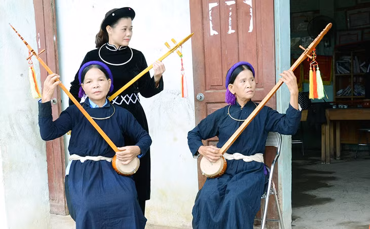 Các nghệ sĩ hát Then xã Lục Hồn tập luyện tiết mục để biểu diễn trong Hội hoa sở Bình Liêu 2016.