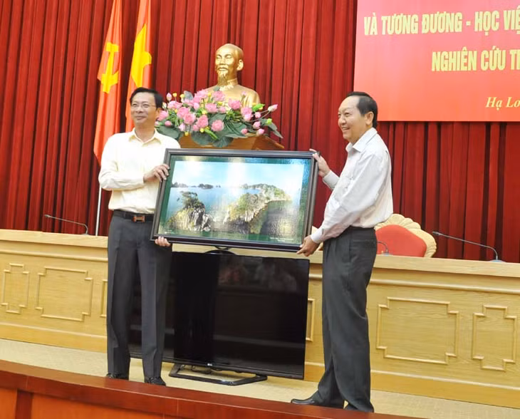 Lãnh đạo tỉnh Quảng Ninh trao quà lưu niệm cho đại diện lớp bồi dưỡng.