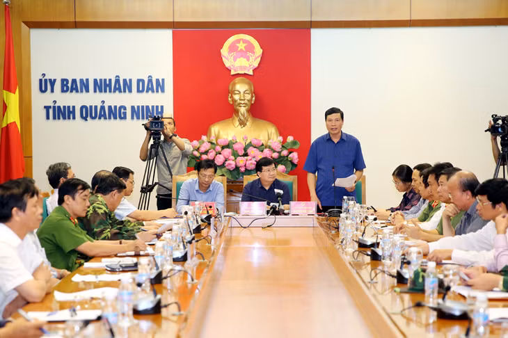 Đồng chí Nguyễn Đức Long, Phó Bí thư Tỉnh ủy, Chủ tịch UBND tỉnh, Trưởng Ban Chỉ huy PCTT&TKCN tỉnh đã báo cáo tóm tắt với Phó Thủ tướng công tác chỉ đạo chống bão trên địa bàn tỉnh.