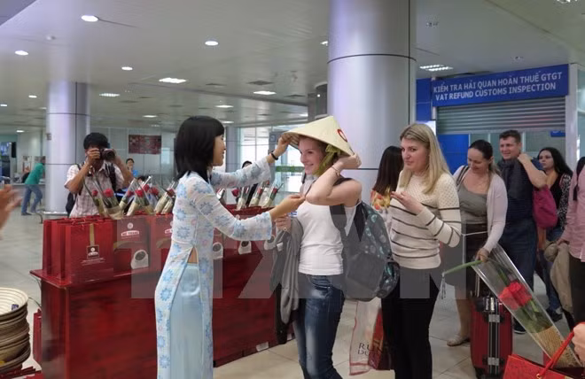 Du khách Nga tại Cảng hàng không quốc tế Cam Ranh, Khánh Hòa. (Nguồn: TTXVN)