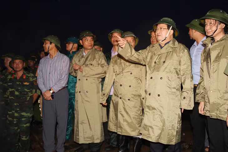 Phó Thủ tướng Trịnh Đình Dũng kiểm tra hệ thống khu neo đậu tránh trú bão cho tàu thuyền tại TX Quảng Yên