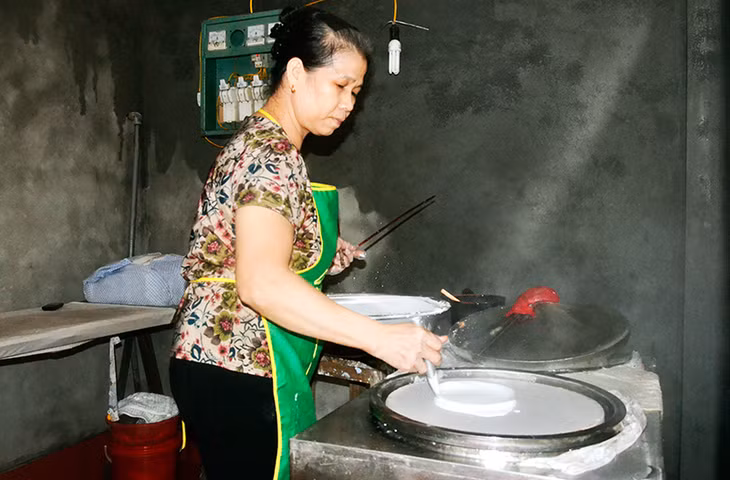 Cơ sở sản xuất bánh gật gù Cúc Lâm (số nhà 30A, phố Hoà Bình, thị trấn Tiên Yên) đã chuyển đun nấu bánh bằng bếp củi truyền thống sang nấu bằng điện.