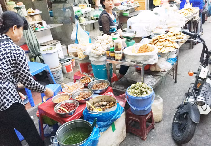 Nhiều gian hàng bán đồ ăn chín tại chợ Hạ Long I không được che đậy.