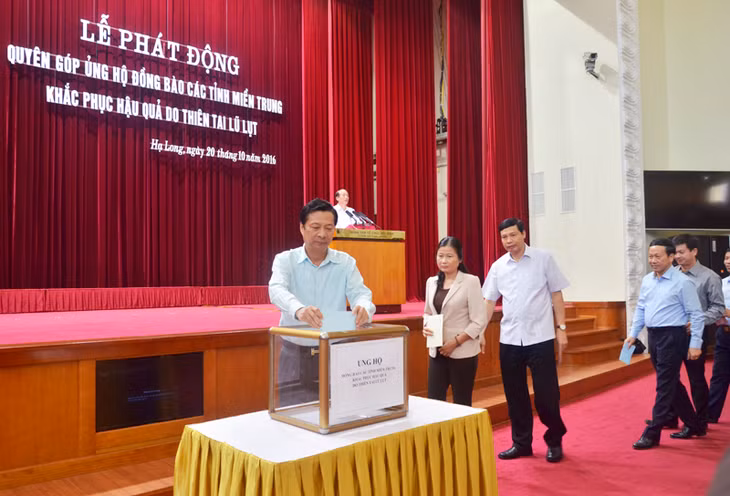 Đồng chí Nguyễn Văn Đọc, Bí thư Tỉnh ủy, Chủ tịch HĐND tỉnh ủng hộ đồng bào miền Trung khắc phục hậu quả thiên tai