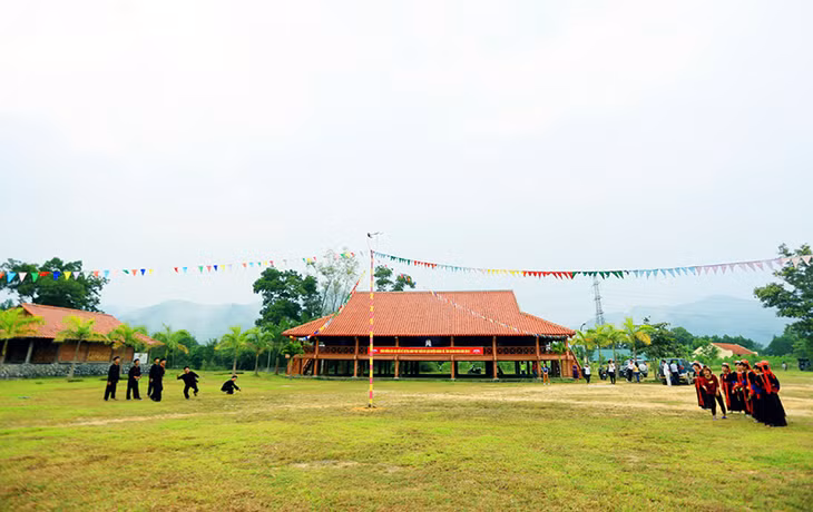 Phía Tây Hoành Bồ còn là miền mang đậm đà bản sắc các dân tộc thiểu số. Du khách nên ghé thăm Khu bảo tồn văn hóa người Dao (xã Bằng Cả), tham gia các lễ hội của người dân địa phương.