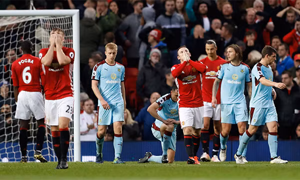 Nỗi thất vọng, chán chường hiện rõ trên gương mặt các cầu thủ Man Utd sau mỗi tình huống hỏng ăn. Ảnh: Reuters.
