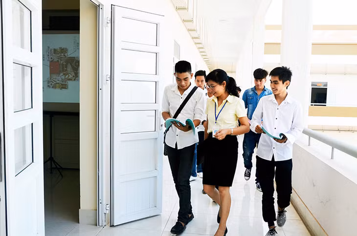 Trường Cao đẳng nghề Việt - Hàn Quảng Ninh.