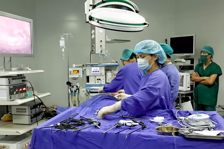Phẫu thuật cắt bỏ u cho bệnh nhân tại Bệnh viện Đa khoa tỉnh.