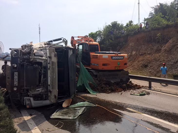 Hiện trường xảy ra vụ lật xe tải.