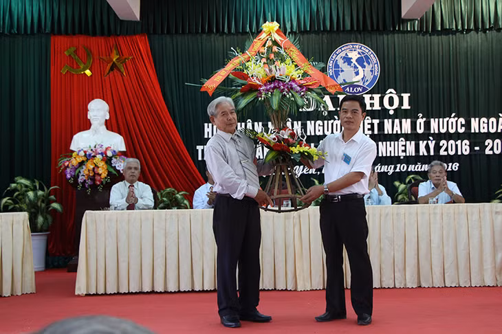 Lãnh đạo TX Quảng Yên tặng hoa chúc mừng Đại hội.
