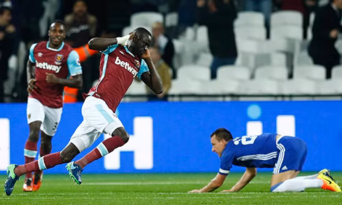 Terry trở lại, nhưng chỉ làm hàng thủ Chelsea bị xáo trộn, chơi tệ đi và hứng chịu thất bại trước West Ham. Ảnh: Reuters.