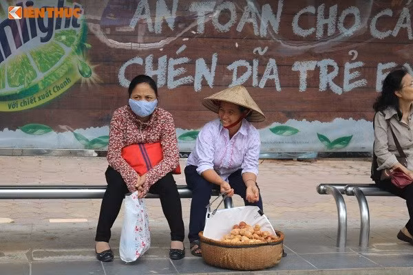  Với những người phụ nữ không có ngày nghỉ, niềm vui chỉ đơn giản là hôm nay khách mua đông, hàng hết. 