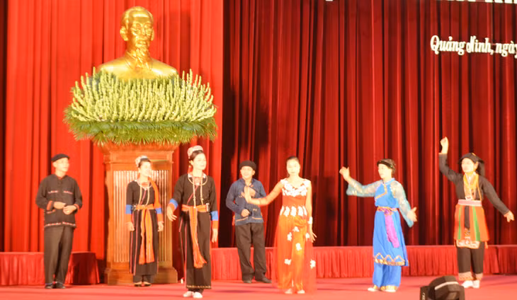 Một tiểu phẩm được được đội thi đến từ huyện Hoành Bồ thể hiện.