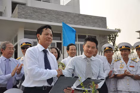 Ông Đào Hồng Tuyển, Chủ tịch tập đoàn Tuần Châu và GS Ngô Bảo Châu ký giao nhận ngôi nhà trị giá 3 triệu USD cho Viện nghiên cứu cao cấp về Toán