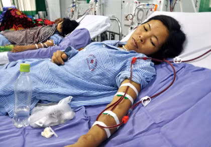  Cánh tay chị Lê Thị Mậu đã chai sần vì lọc máu.