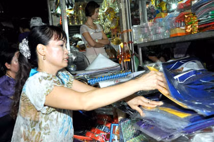 Chọn cho người đã khuất những bộ hàng mã và những bông hoa tươi để cúng ngày lễ Vu Lan.