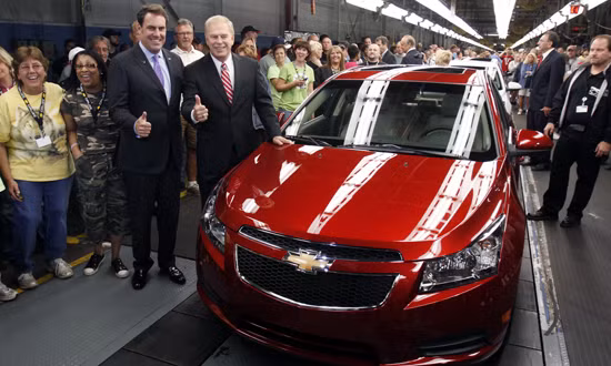 Chevrolet Cruze đánh bại Toyota Corolla và Hyundai Elantra ảnh 1