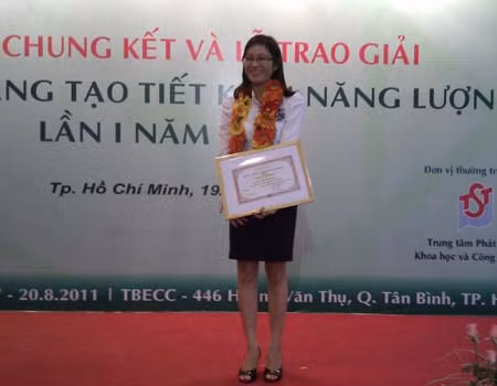 Dương Thị Thanh Thủy nhận giải. Ảnh do nhân vật cung câp.
