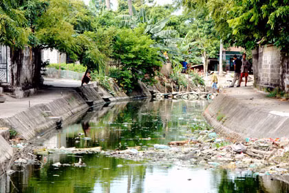 Kênh thoát nước Hà nam là con kênh chia cắt hai xã Phong Hải, Phong Cốc (Yên Hưng) lòng kênh chứa đầy rác, ruồi nhặng bâu bám, bốc mùi hôi thối.
