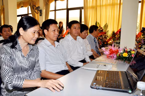 Ngay sau khi khai trương phiên bản mới, các đại biểu đến dự lẽ kỷ niệm đã truy cập vào Báo Quảng Ninh điện tử.