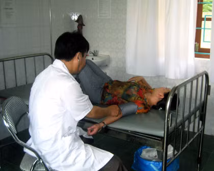 Khám bệnh cho người dân ở Trạm Y tế xã Điền Công (Uông Bí).