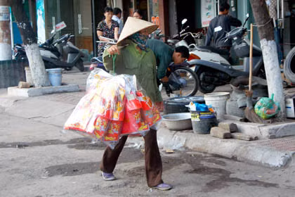 Để phục vụ nhu cầu mua bán hàng mã ngày này, những gánh hàng rong bán hàng mã len lỏi vào khắp các ngõ xóm.