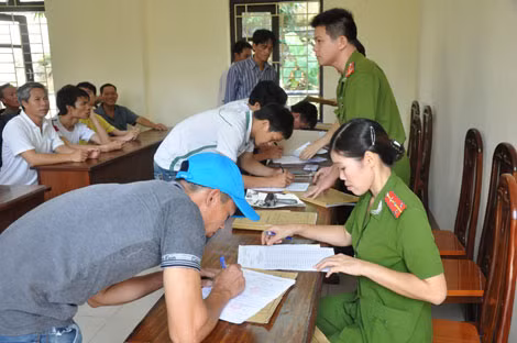 Người được đặc xá hoàn tất những thủ tục trước khi rời khỏi Trại Tạm giam Công an tỉnh.