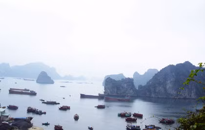Tham quan Vịnh Bái Tử Long cũng là một hành trình hấp dẫn của du khách khi tới Cẩm Phả. Trong ảnh: Một góc Vịnh Bái Tử Long.