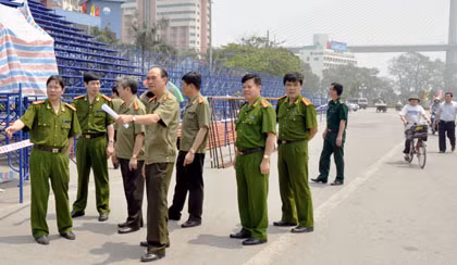 Các lực lượng công an tỉnh và TP Hạ Long triển khai phương án bảo vệ Carnaval Hạ Long 2011.