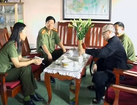 Linh mục Nguyễn Chấn Hưng chính sứ Hòn Gai thường xuyên trao đổi về công tác tự quản về ANTT với CBCS Công an tỉnh.