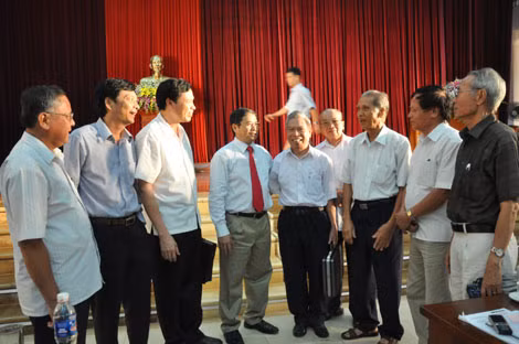 Các đồng chí lãnh đạo tỉnh trò chuyện thân mật với các đồng chí cán bộ chủ chốt của tỉnh đã nghỉ hưu.