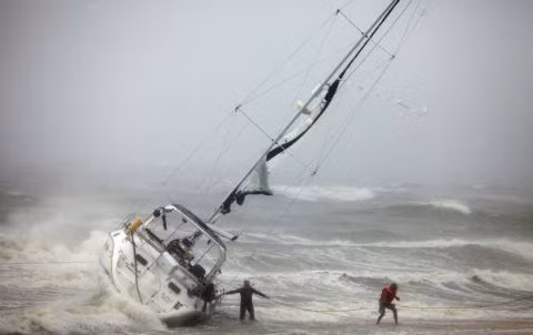  Bão Irene đang tràn vào bờ biển ở Norfolk, Mỹ. Ảnh: AP.