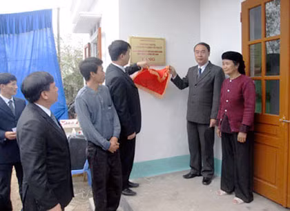 Lãnh đạo TP Móng Cái bàn giao nhà ở cho hộ nghèo ở phường Bình Ngọc (TP Móng Cái). Ảnh: Ngọc Hà