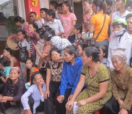 Nhiều người dân đã không cầm được nước mắt thương xót gia đình nạn nhân.