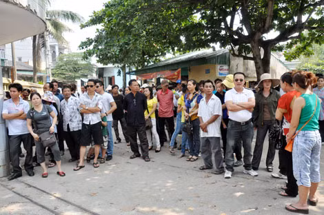 Thân nhân của người được đặc xá, mong ngóng, đón đợi người nhà ra Trại.