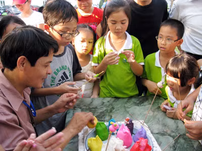  Các học viên được dạy làm tò he do nghệ nhân CLB làng nghề truyền thống tò he (Phú Xuyên, Hà Nội) hướng dẫn.
