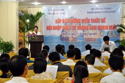 Bộ Trưởng Bộ Ngoại giao Phạm Bình Minh phát biểu khai mạc lớp bồi dưỡng.