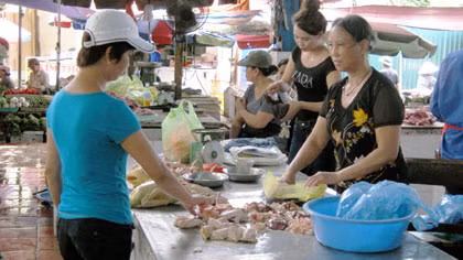 Giá thực phẩm leo thang thật sự là gánh nặng của người nội trợ. (Ảnh chụp tại chợ Hạ Long I). Ảnh: Nguyễn Thanh Tùng
