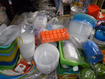 Tốt nhất nên chọn mua những đồ nhựa có độ trong, màu sắc sáng tươi, bề mặt sản phẩm không bị nhám, xước...