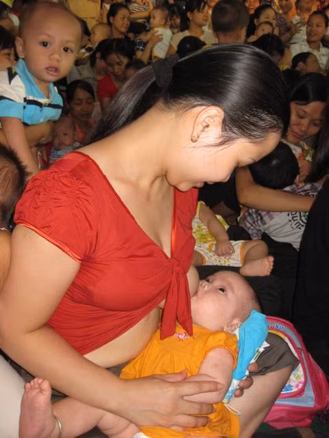 Đẻ mổ có thể cho con bú ngay sau sinh được không? ảnh 1