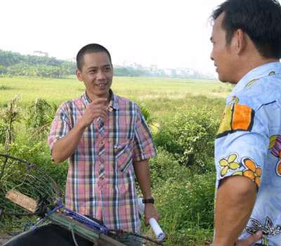 Mộc mạc, thuần phác như chính những vai diễn của mình, Quang Tèo dễ chiếm thiện cảm của người đối diện. Suốt cuộc nói chuyện, chàng diễn viên miền Bắc khoe nụ cười như đười ươi làm không khí quán cafe không cần mở đĩa hài cũng trở nên rộn rã.