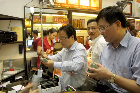 Người đầu tư đang tìm đến vàng như kênh trú ẩn an toàn nhất hiện nay. Ảnh: Tuệ Minh. 