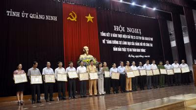 Đồng chí Đỗ Thị Hoàng, Phó Bí thư Thường trực Tỉnh ủy trao bằng khen của UBND tỉnh cho các tập thể cá nhân đoạt thành tích xuất sắc trong thực hiện Chỉ thị số 22- CT/TW của Ban Bí thư Trung ương Đảng. 