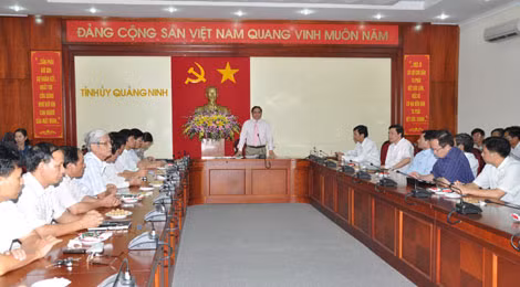 Đồng chí Phạm Minh Chính, Bí thư Tỉnh ủy phát biểu với đại diện các cơ quan báo chí