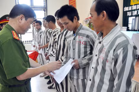 Đại tá Đỗ Văn Lực, Phó Giám đốc Công an tỉnh trao Quyết định đặc xá cho các phạm nhân.