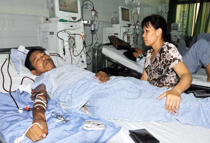 Chị Lý xoa bóp chăm sóc cho chồng như chị đã làm 6 năm qua...