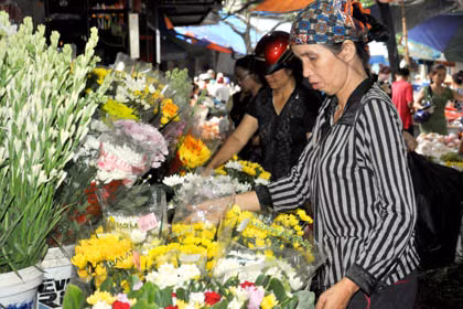 Chọn cho người đã khuất những bộ hàng mã và những bông hoa tươi để cúng ngày lễ Vu Lan.