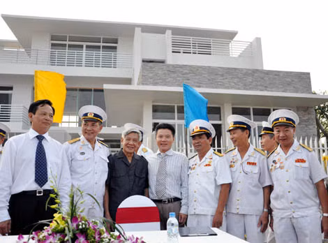 Giáo sư Ngô Bảo Châu chụp ảnh lưu niệm với đồng chí Lê Khả Phiêu, nguyên Tổng Bí Thư Đảng Cộng Sản Việt Nam và các cựu chiến binh đoàn tầu không số 