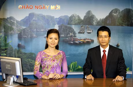Biên tập viên trang điểm trước giờ lên hình. Các nhân viên kỹ thuật chăm chú lựa chọn khuôn hình đẹp cho chương trình “QTV chào ngày mới”. 2 PTV Thu Hiền - Xuân Thuỷ bắt đầu với “Chào ngày mới”.